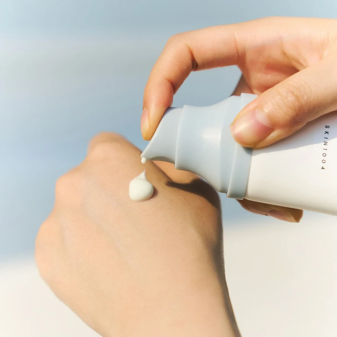 Hyalu Cica Water-Fit Sun Serum SPF 50+PA++++ Skin1004 - Imagen 2