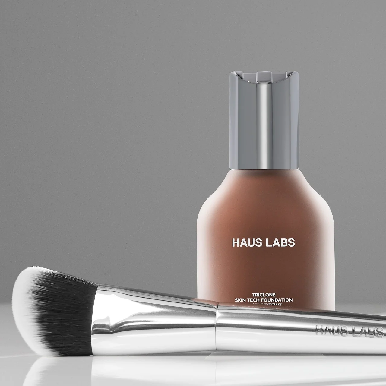 Triclon Skin Tech Medium Coverage Foundation Haus Labs - Imagen 4