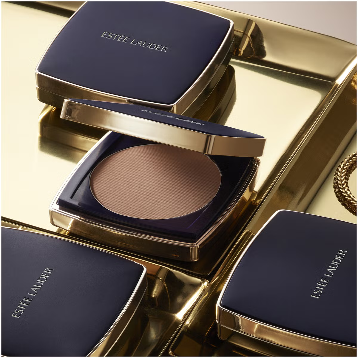 Double Wear Stay in Place Matte Powder Foundation SPF 10 Estée Lauder - Imagen 2